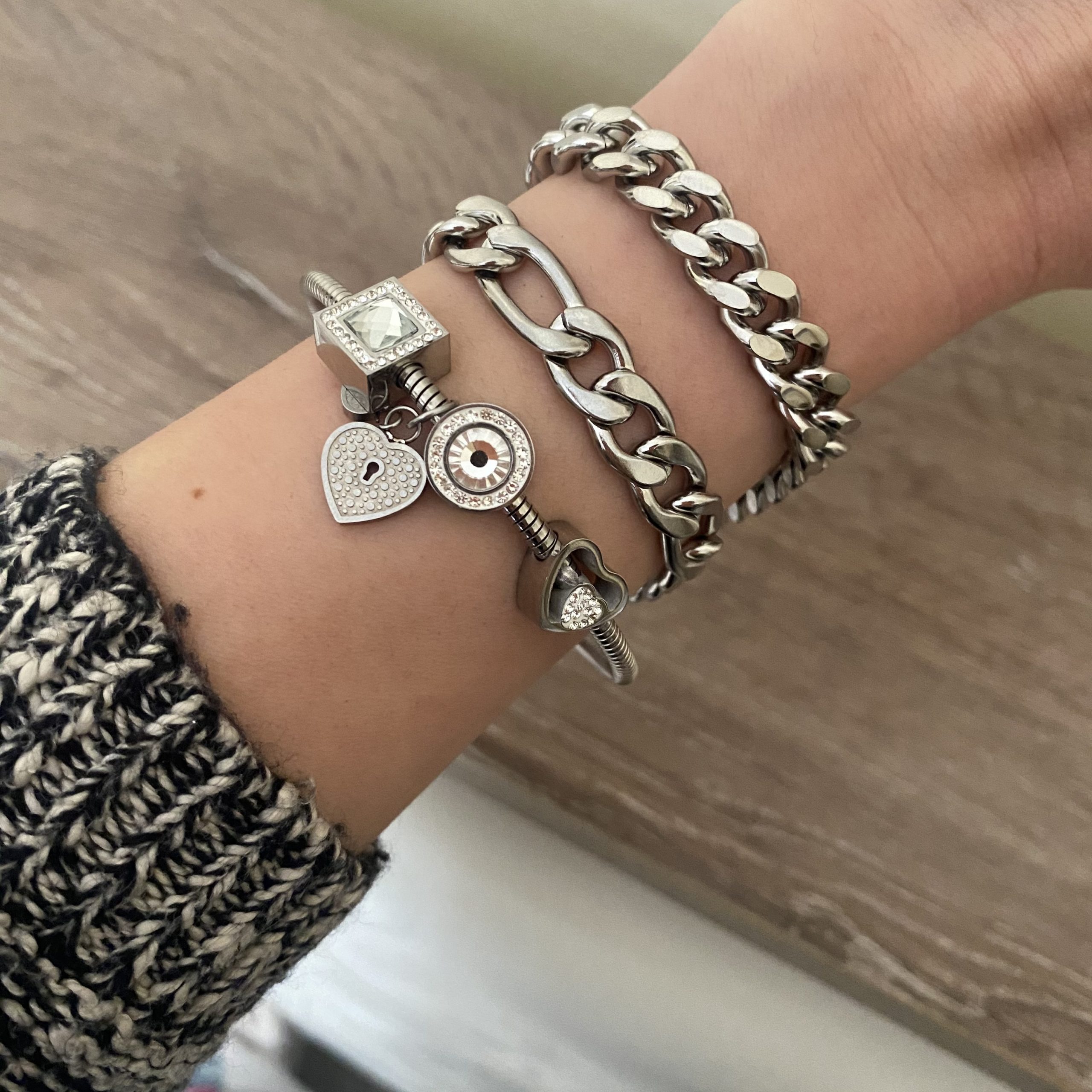 Kalp Figürlü Charm Kelepçe 3 Kalp Figürlü Charm Kelepçe - Görsel 3
