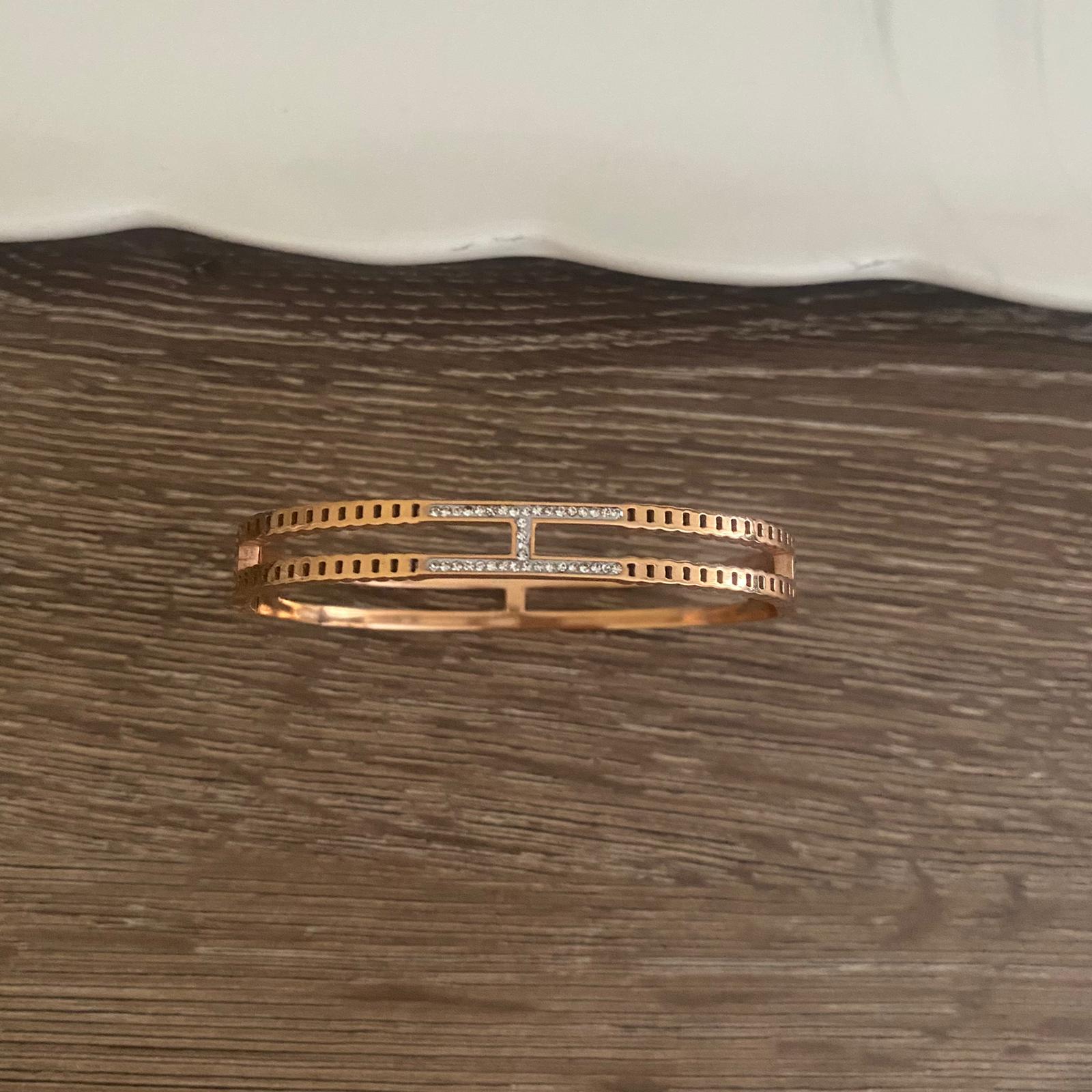 H Design Taşlı Çelik Kelepçe 1 H Design Taşlı Çelik Kelepçe
