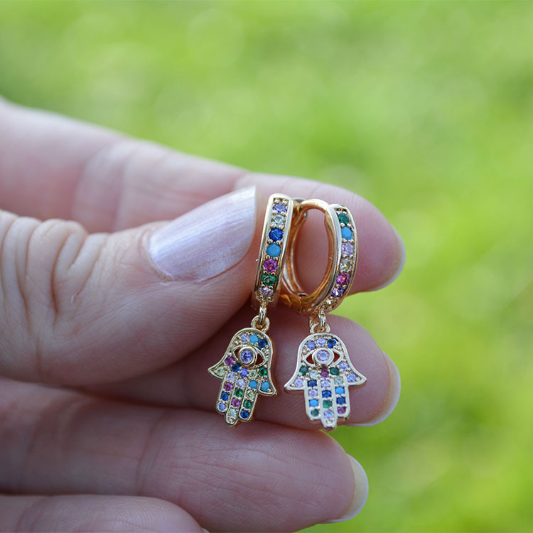 Renkli Zircon Taşlı FatmaAna Eli Küpe Gold 1 Renkli Zircon Taşlı FatmaAna Eli Küpe Gold