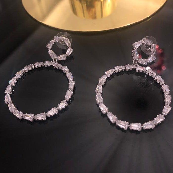 Büyük Zircon Taşlı Halka Küpe 1 Büyük Zircon Taşlı Halka Küpe