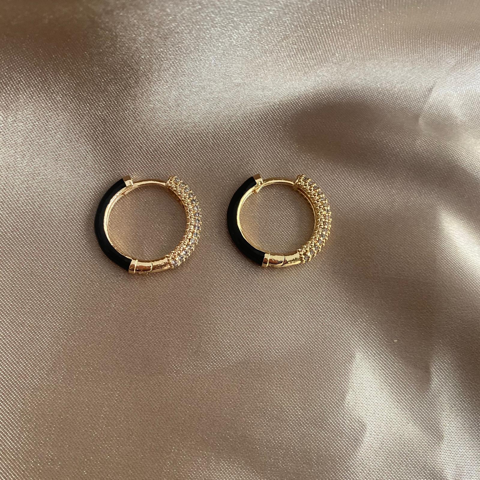 Kempten Çift Taraflı Taşlı Siyah Halka Gold Küpe 1 Kempten Çift Taraflı Taşlı Siyah Halka Gold Küpe