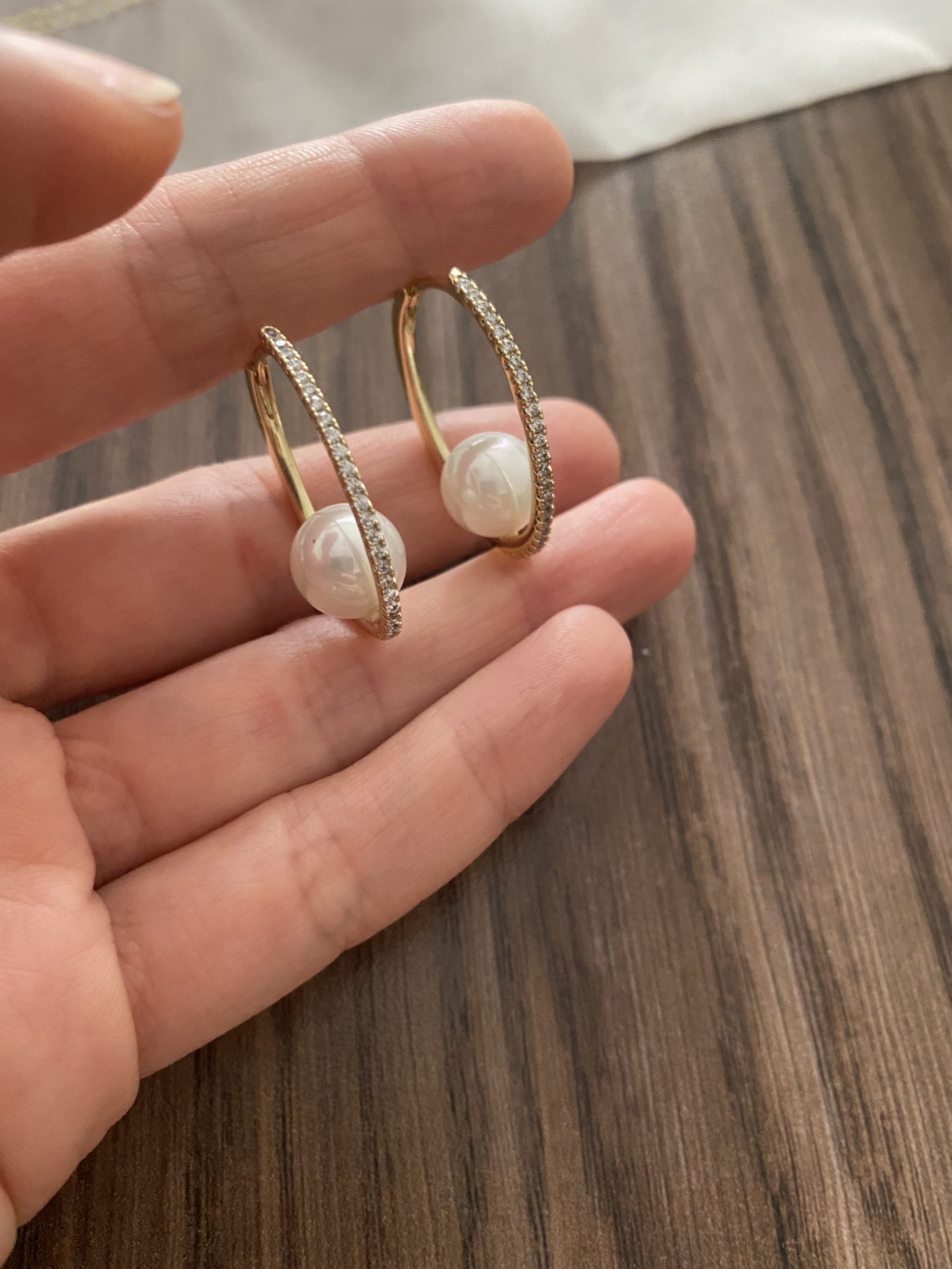 İnci Detaylı Taşlı Oval Küpe 1 İnci Detaylı Taşlı Oval Küpe