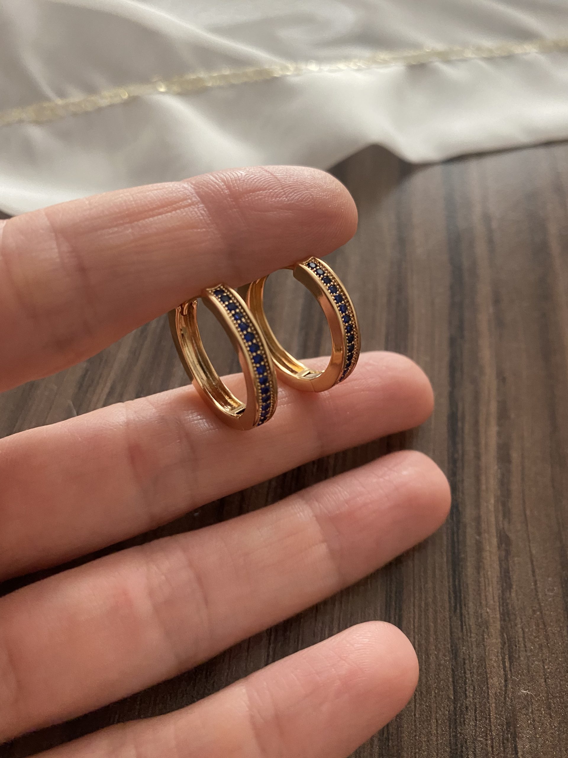 Lacivert Taşlı Gold Halka Küpe 1 Lacivert Taşlı Gold Halka Küpe