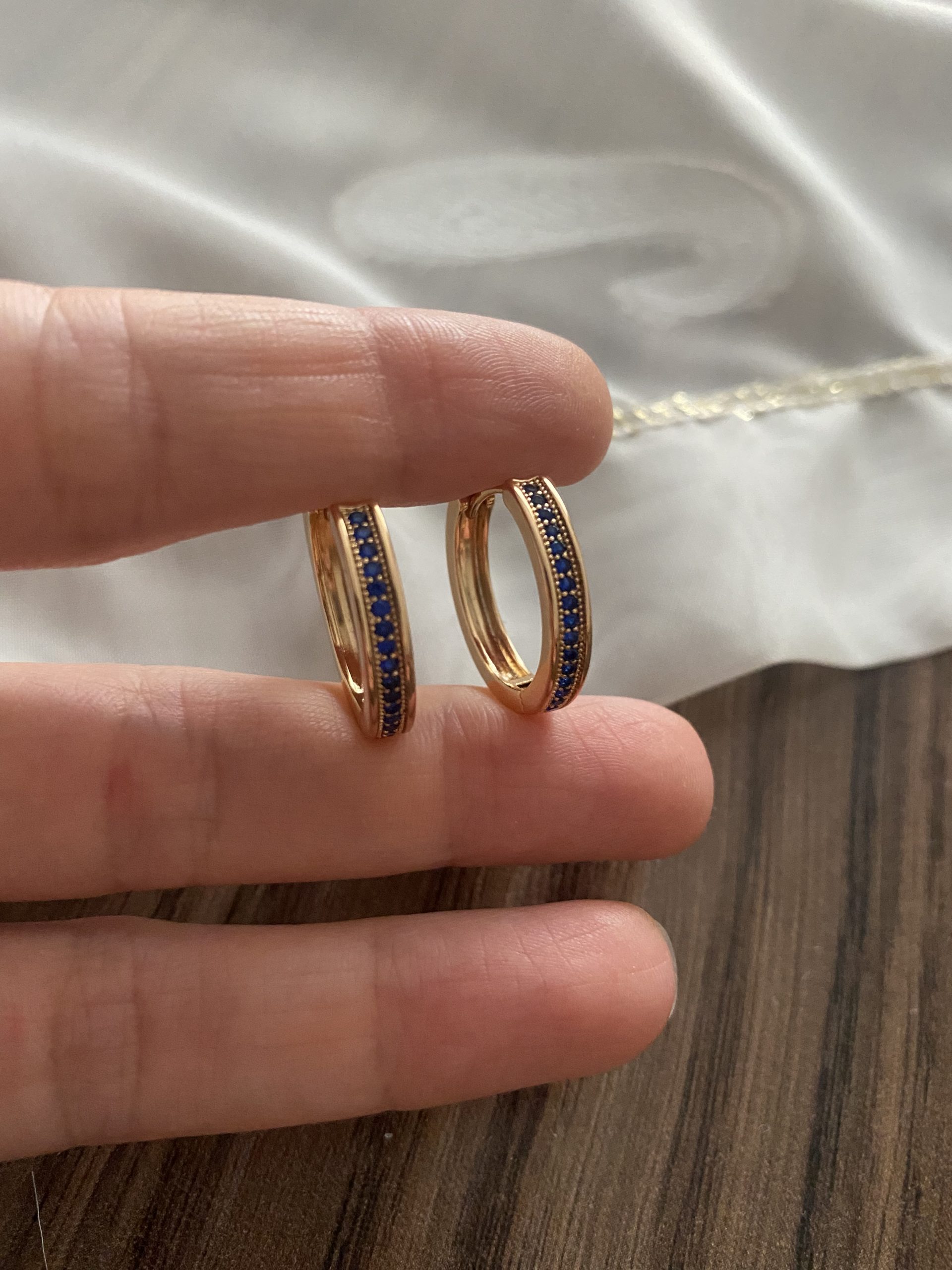 Lacivert Taşlı Gold Halka Küpe 4 Lacivert Taşlı Gold Halka Küpe - Görsel 4