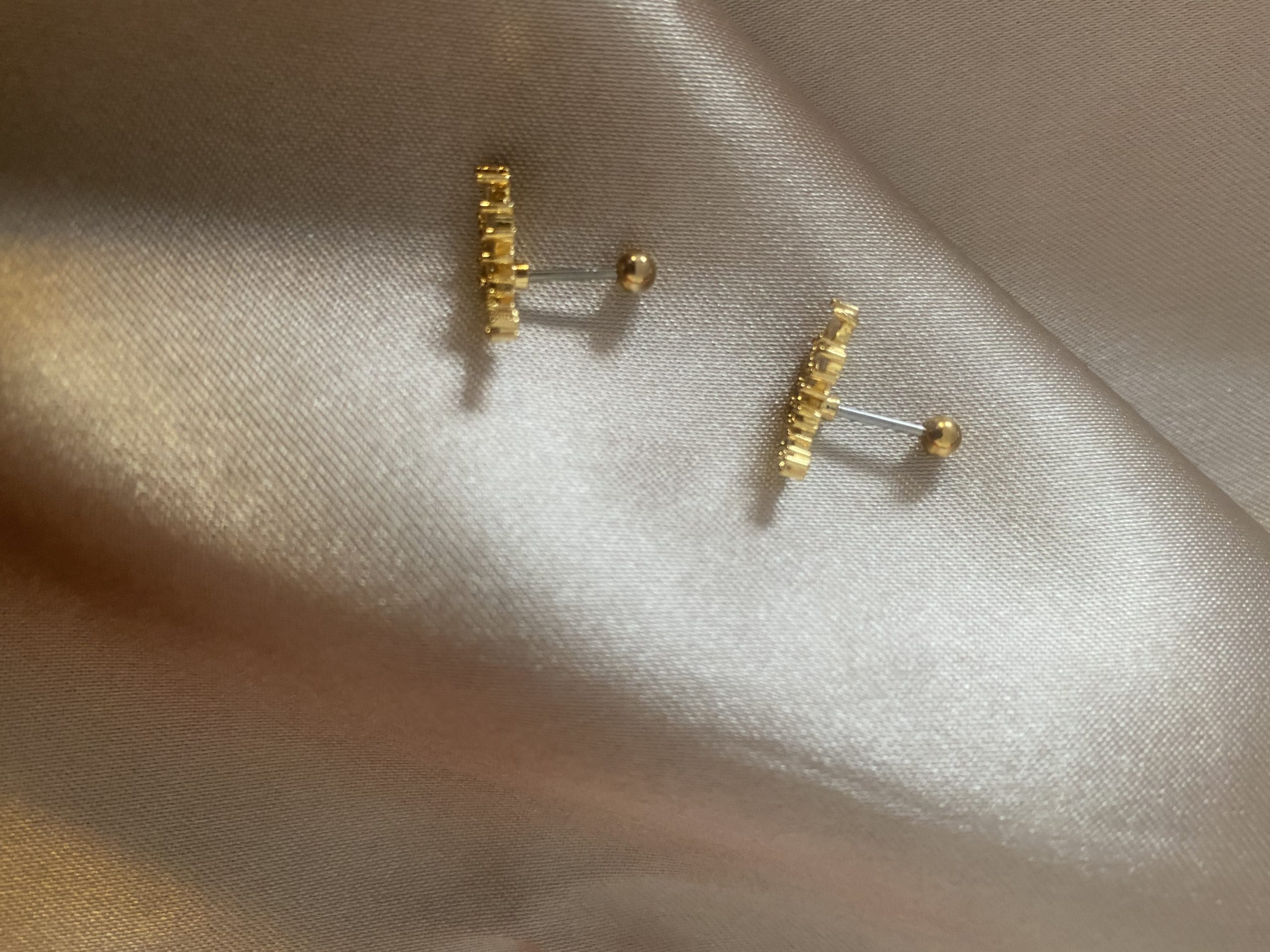Minimal Taşlı Çelik Gold Piercing Küpe 3 Minimal Taşlı Çelik Gold Piercing Küpe - Görsel 3