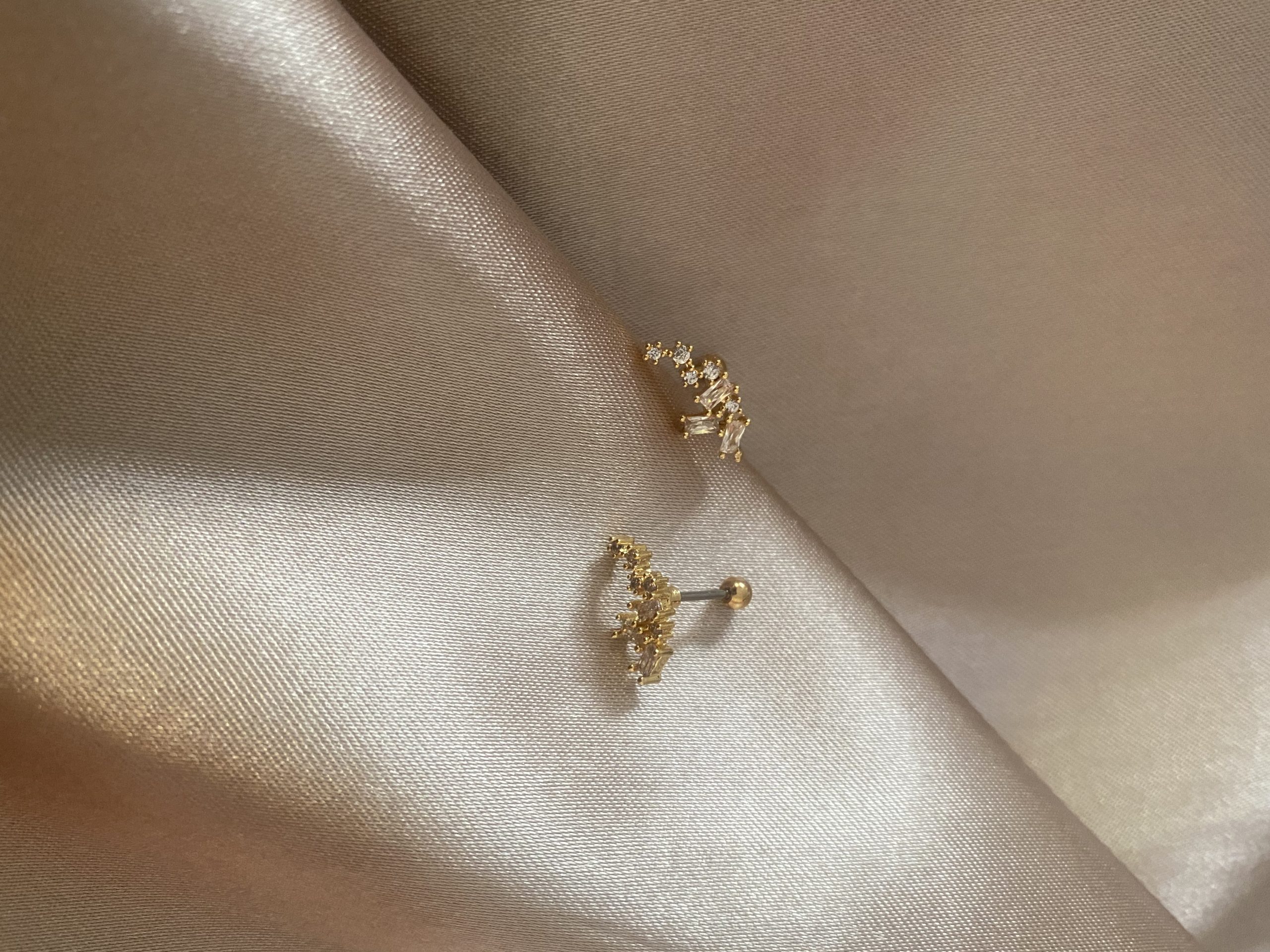 Minimal Taşlı Çelik Gold Piercing Küpe 2 Minimal Taşlı Çelik Gold Piercing Küpe - Görsel 2