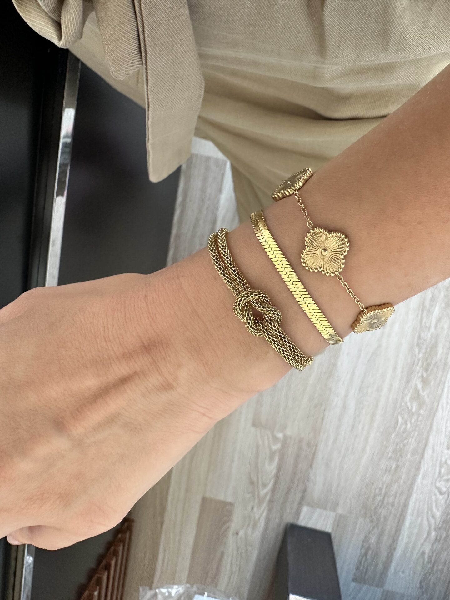 Düğüm Gold Çelik Bileklik- İtalyan Gold Çelik Bileklik - Oneclip Çiçek Çelik Bileklik 1 Düğüm Gold Çelik Bileklik- İtalyan Gold Çelik Bileklik - Oneclip Çiçek Çelik Bileklik